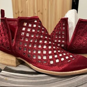 Bootie- Size 9 PRICE DROPPED BY OVER 50%. NO OFFERS PLEASE. PRICE FINAL